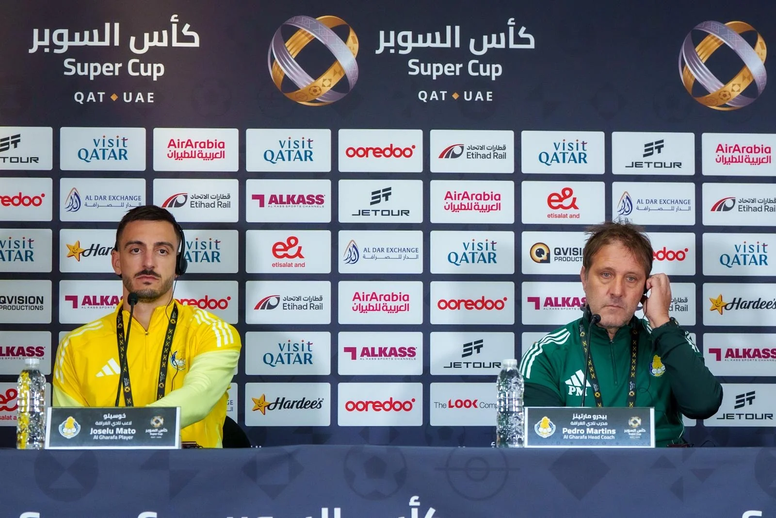 El delantero Joselu Mato y el entrenador Pedro Martins durante la rueda de prensa oficial previa a la final de la Supercopa de Qatar, representando al club Al-Gharafa frente a los medios de comunicación.
