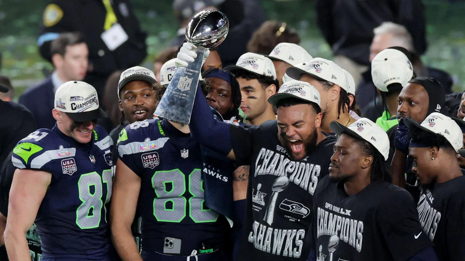 El equipo de los Seattle Seahawks celebrando la victoria del Super Bowl LX en el Levi's Stadium de Santa Clara en 2026, con el trofeo Vince Lombardi tras vencer a los Patriots.