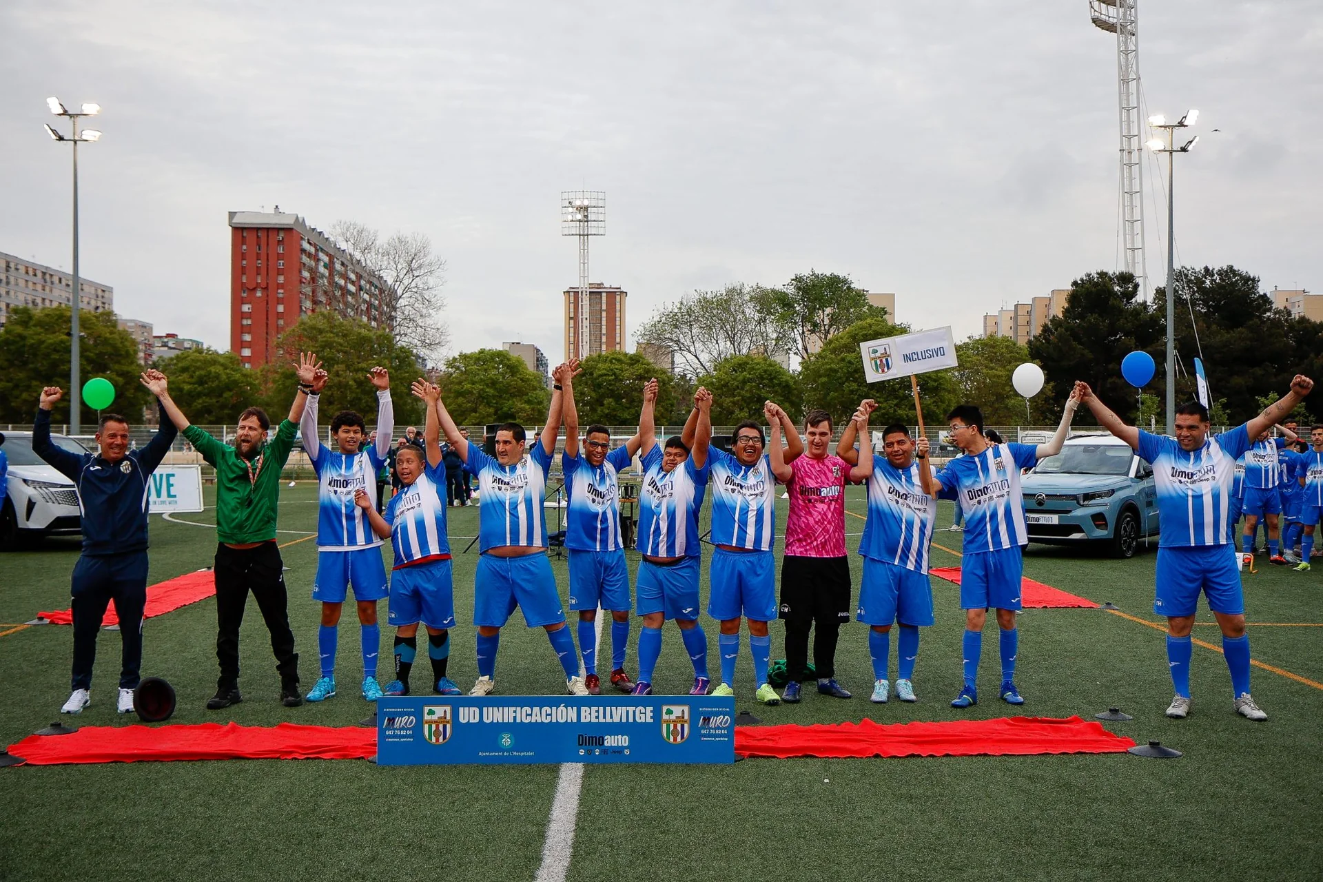 Gastón Medrano Espi e Isidro Jiménez dirigen el programa inclusivo Fútbol para todos en la Unificación Bellvitge, programa situado en el club de L'Hospitalet de Llobregat.