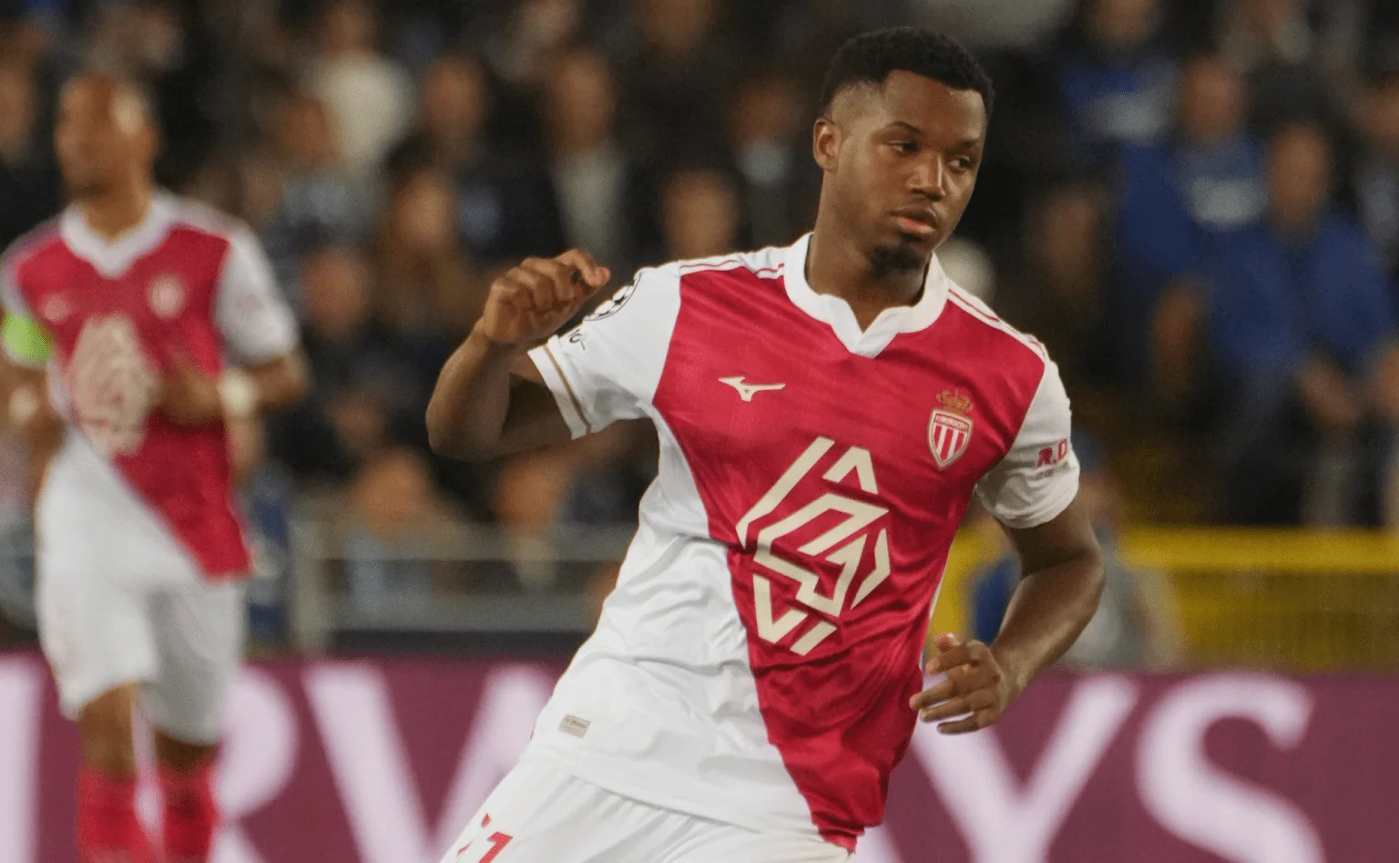 Ansu Fati celebrando un gol con el AS Mónaco en el Stade Louis II en 2026, representando su regreso a la élite del fútbol mundial y su plenitud física.