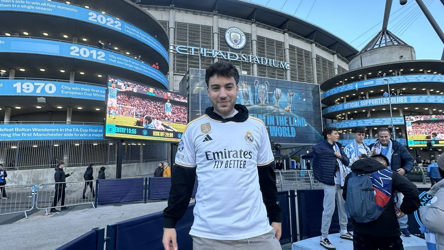 El creador de contenido Javi Bridge en el Etihad Stadium, antes del duelo de Champions entre el Manchester City y el Real Madrid, representando la nueva era de la comunicación deportiva y su integración en FansOrbit.