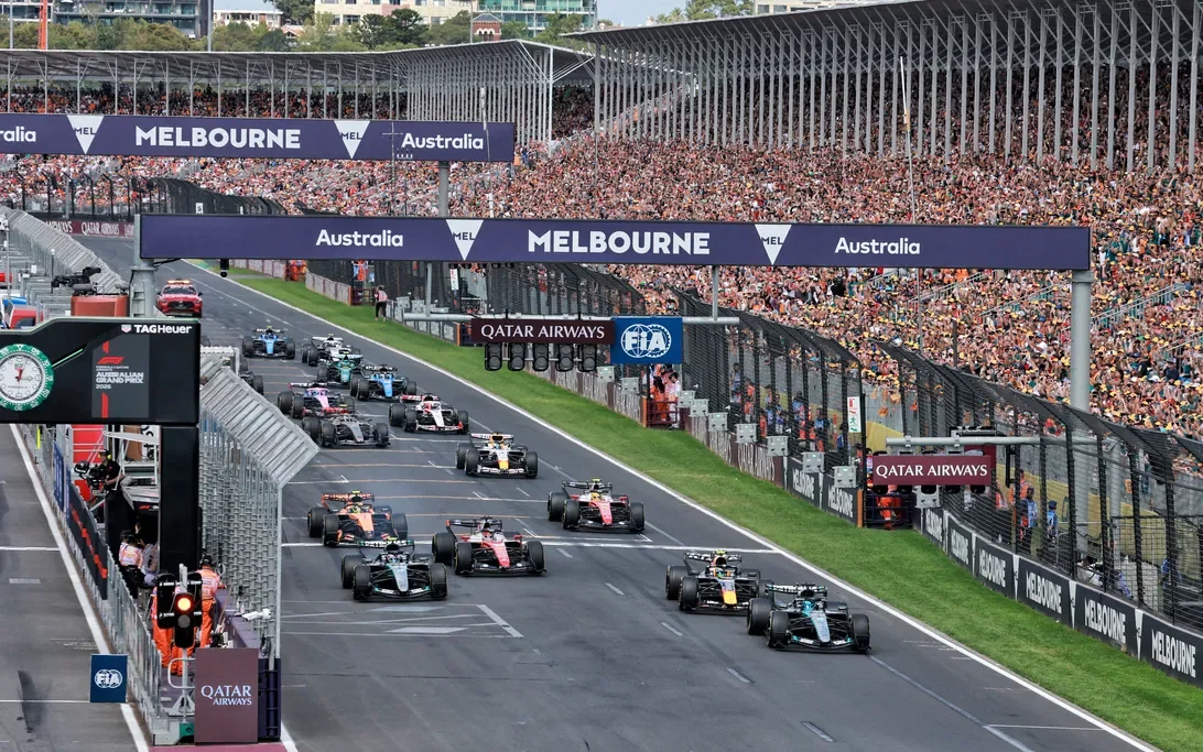 Lando Norris inició la defensa de su título de Campeón del Mundo con el McLaren número 1 en el GP de Australia 2026, bajo el nuevo reglamento técnico de la Fórmula 1.