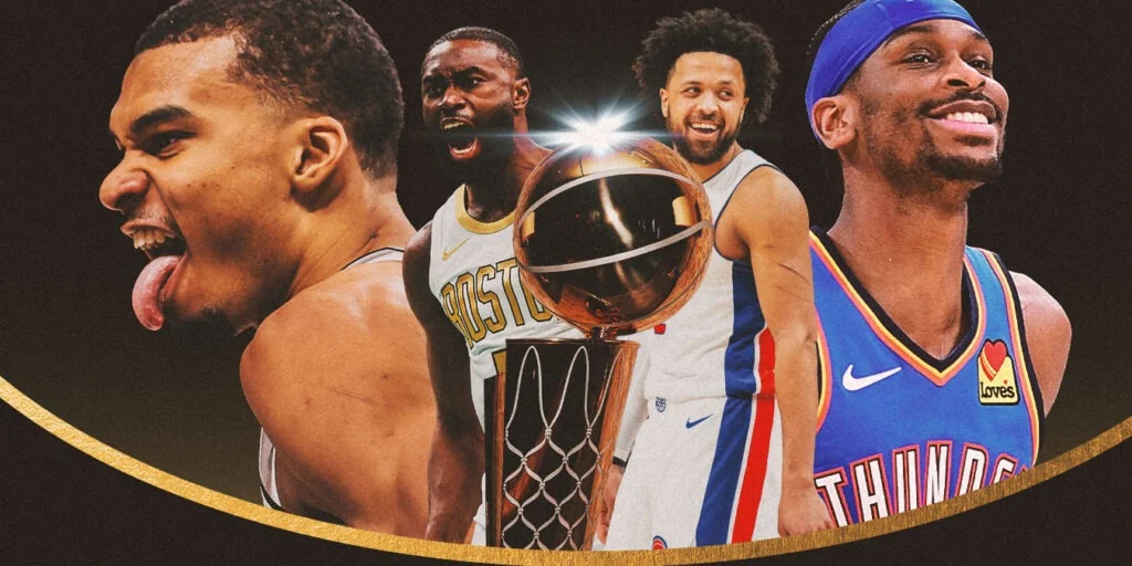 Imagen oficial de la presentación de los NBA Playoffs 2026 con Victor Wembanyama, Jaylen Brown, Cade Cunningham y Shai Gilgeous-Alexander, gracias a los que puedes obtener una consola PS5 como premio de lanzamiento en FansOrbit.