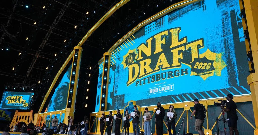 Fernando Mendoza fue seleccionado como Pick #1 por Las Vegas Raiders en el Draft NFL 2026 celebrado en Pittsburgh, gracias al cual puedes participar en el sorteo de PS5 en FansOrbit.