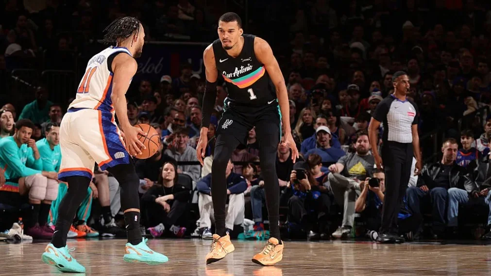Jalen Brunson y Victor Wembanyama se jugaran el trofeo Larry O'Brien de las Finales de la NBA representando a Knicks y Spurs en la pista del Madison Square Garden, acompañado del sorteo oficial de una PlayStation 5 en FansOrbit en junio de 2026