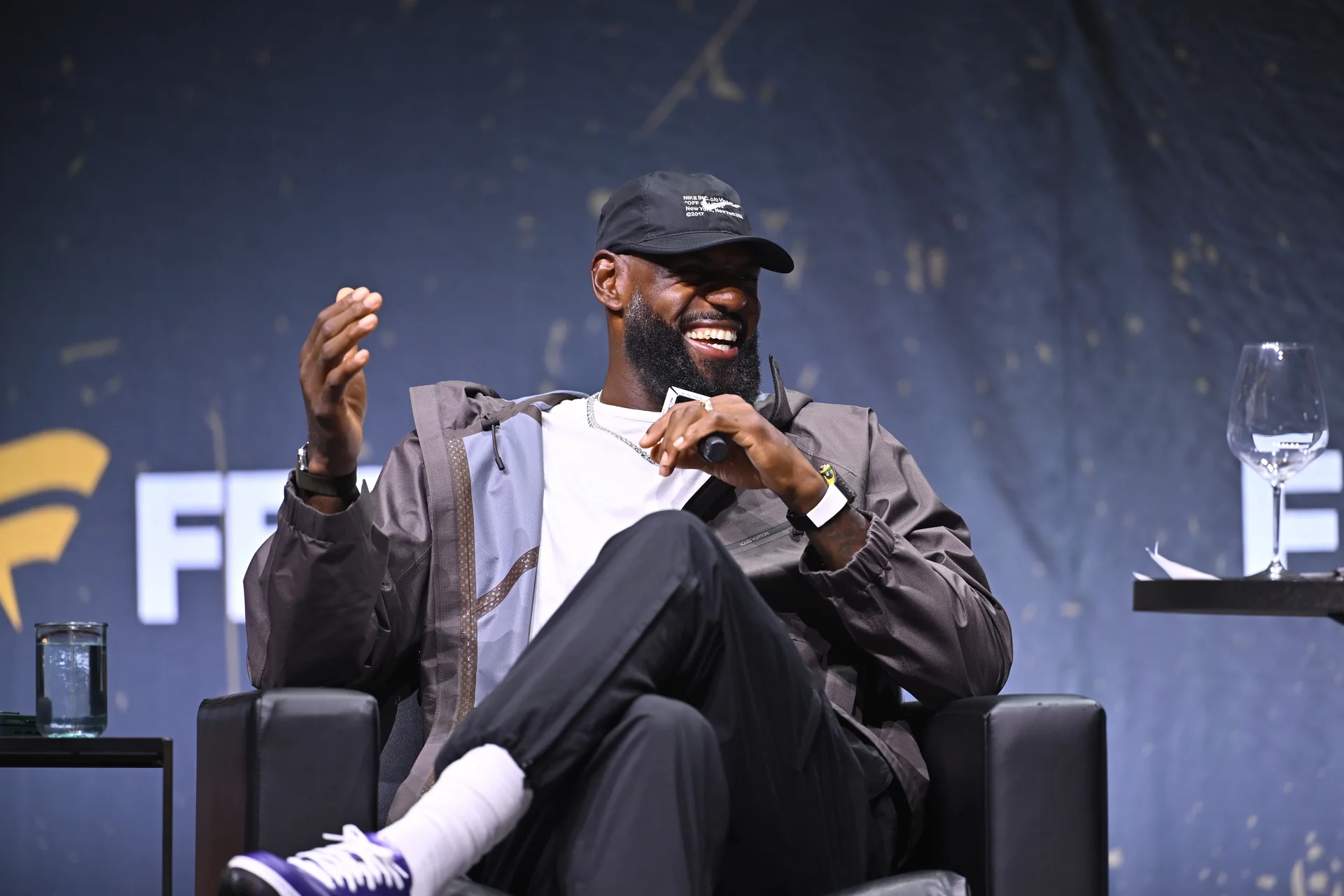 Articulo explorandon las opciones de los posibles nuevos destinos para LeBron James, en la imagen en el evento Fanatics NYC 2026,  en la temporada 2026-2027. Exploramos las opciones de Cleveland, Miami, Sixers, Warriors y Minnesota, la filtración en YouTube y el sorteo de PS5 en fansOrbit.